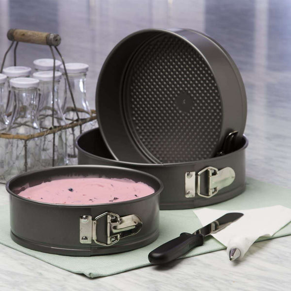 Ecolution Spring form Pans in lifestyle setting